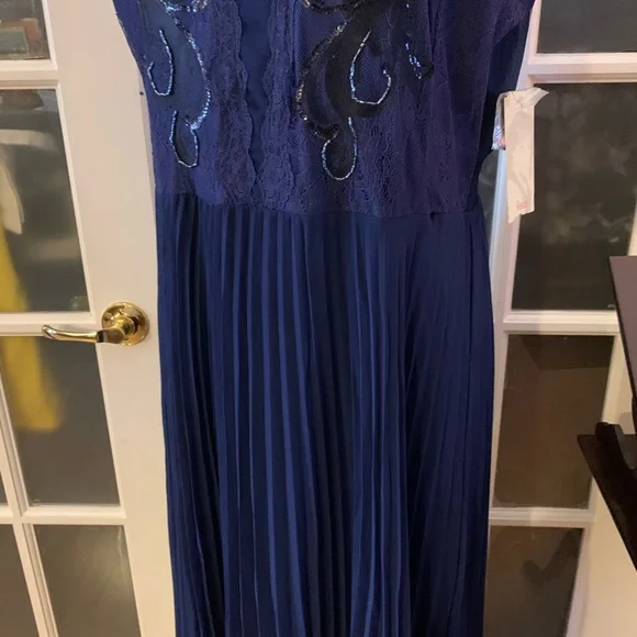 Reba...Another Stunner Dress - Picture 7 of 16